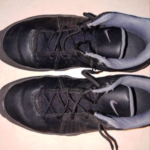 Black Nike Air Boys 7Y